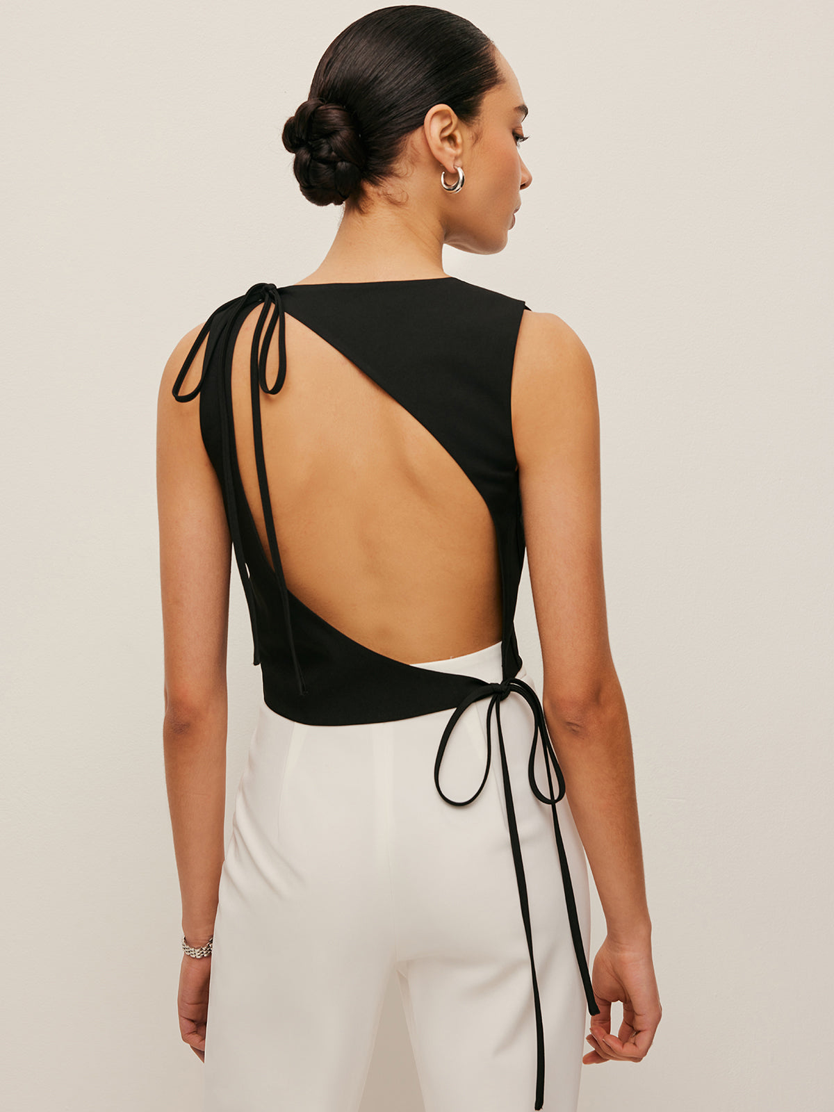 Backless Tie Neck Sleeveless Blouse - Woven Casual Top for Work and Leisure
